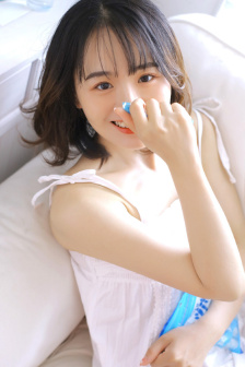 用牙齿轻吸咬小豆